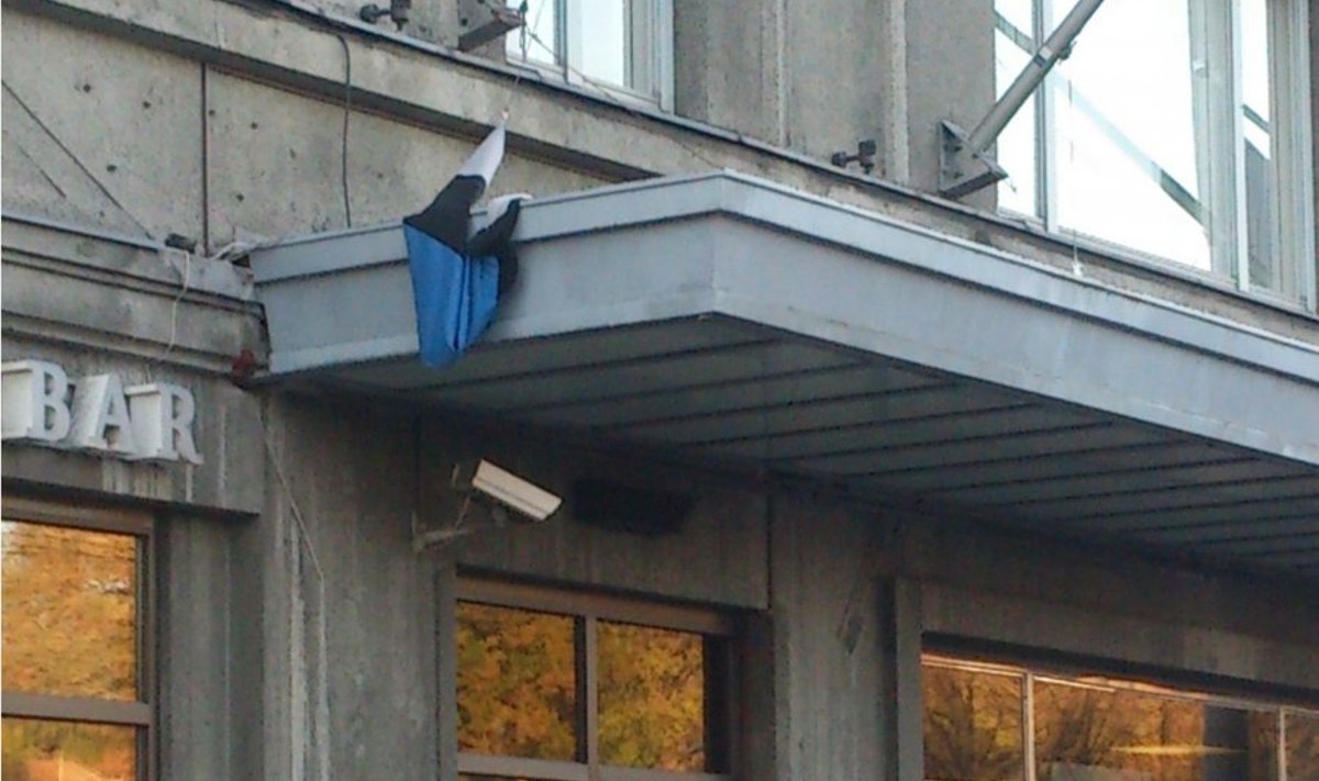 Eesti lipp Hotell Palace'i varikatusel