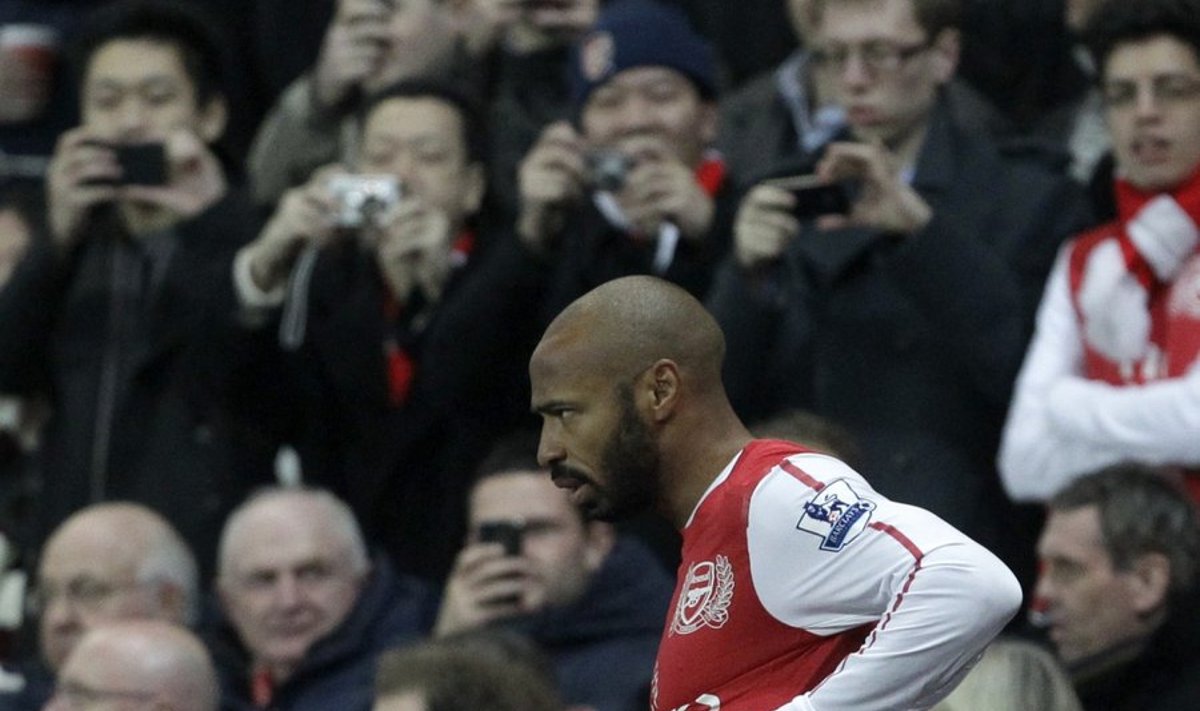 Arsenali fännid pildistamas Thierry Henry'd