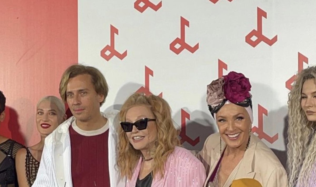 AMMUSED SÕBRAD Maksim Galkin koos abikaasa Alla Pugatšova ja Laima Vaikulega Jurmalas muusikafestivalil Laima Rendezvous Jurmala 2023. Alla Borissovna katsetas uut soengustiili, kinnitades tuka üles, näidates kortsuvaba laupa ja pingule tõmmatud nägu.