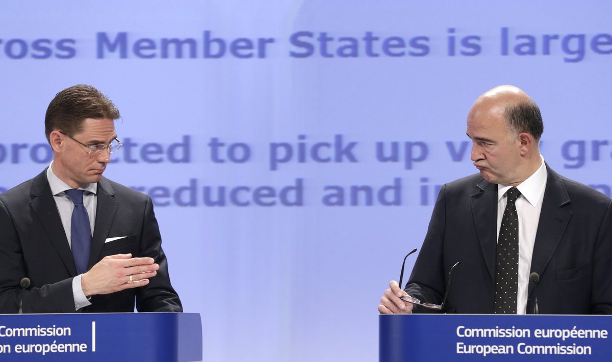 Euroopa Komisjoni asepresident Jyrki Katainen (vasakul) ja komisjoni majandus- ja rahandusvolinik Pierre Moscovici täna pressikonverentsil.