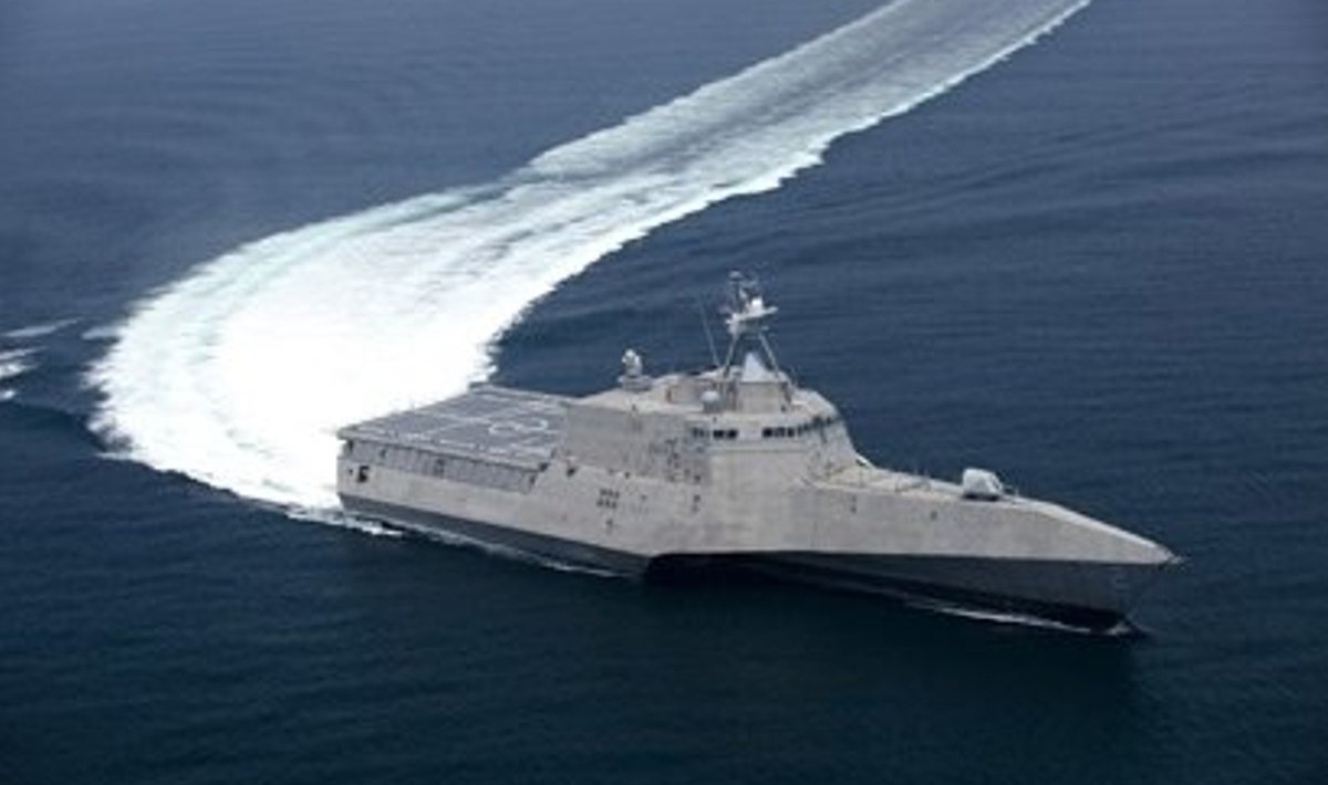 USS Independence hakkab näitama suunda