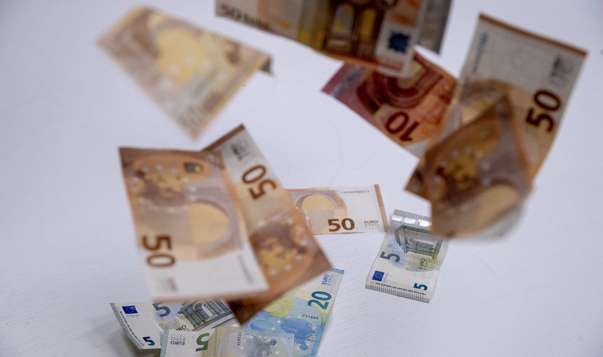 Eesti Panga andmetel oli kodumajapidamiste tähtajaliste ja säästuhoiuste maht teise kvartali seisuga 2,7 miljardit eurot. Keskmine intress oli 3,24%. Rohkem raha on nõudmiseni hoiustel: 8,8 miljardit eurot, mille intressiks on 0,1%.
