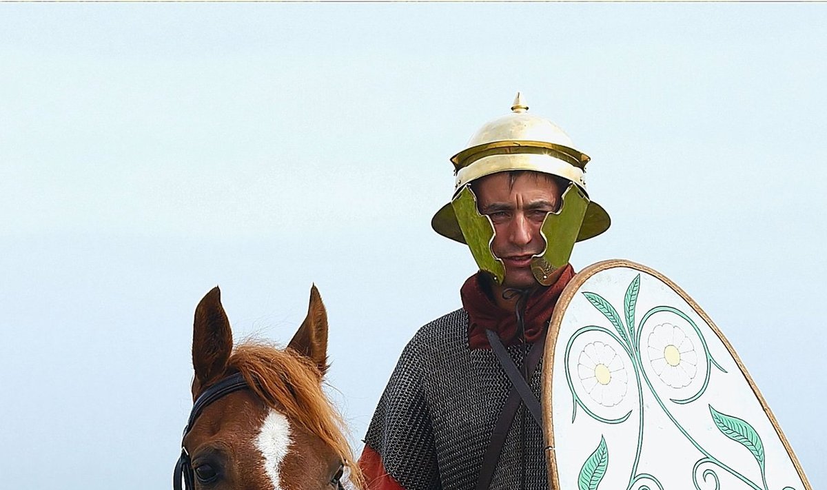 Vana-Rooma ratsaväelaseks kostümeeritud mees tänapäeval. 