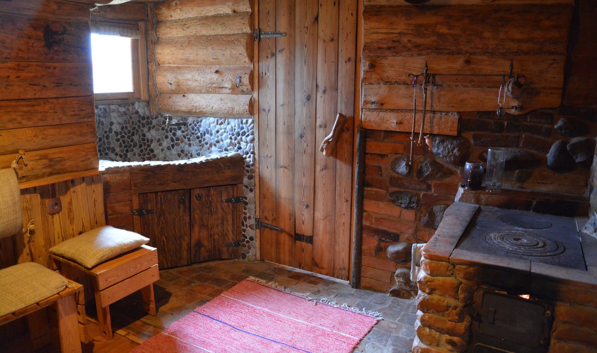 Pille Amuri saunas on pesuköök, kuhu ta ladus kividest valamu (akna all) ja pliidi.