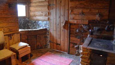 Habras Järvamaa naine ehitas vanasse lauta sauna ja ladus sinna ka küttekolded
