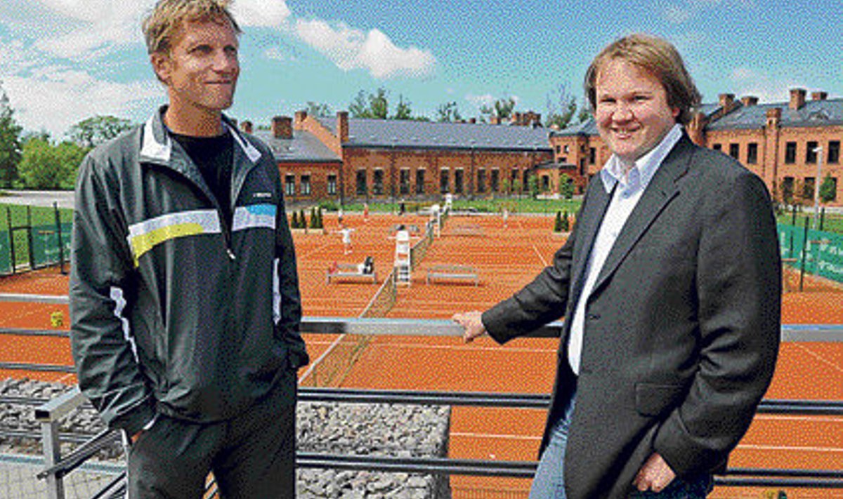 Pasi Virtanen (vasakul) ja Margus Uba ehitavad USTA tennisekeskuse meeldivaks treeningupaigaks. 