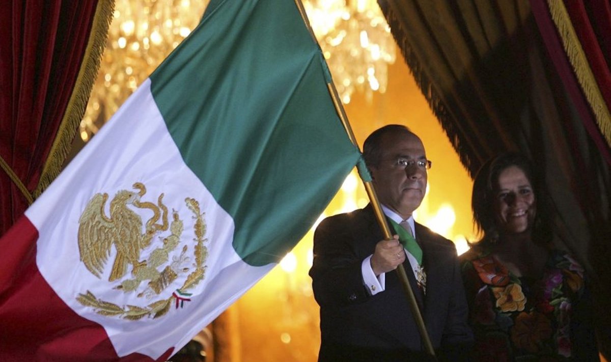 Mehhiko president Felipe Calderón rahvuslipuga