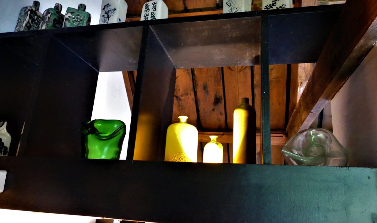 Ülaosas paiknevasse riiulisse saab paigutada näiteks keraamikat ja klaasi.