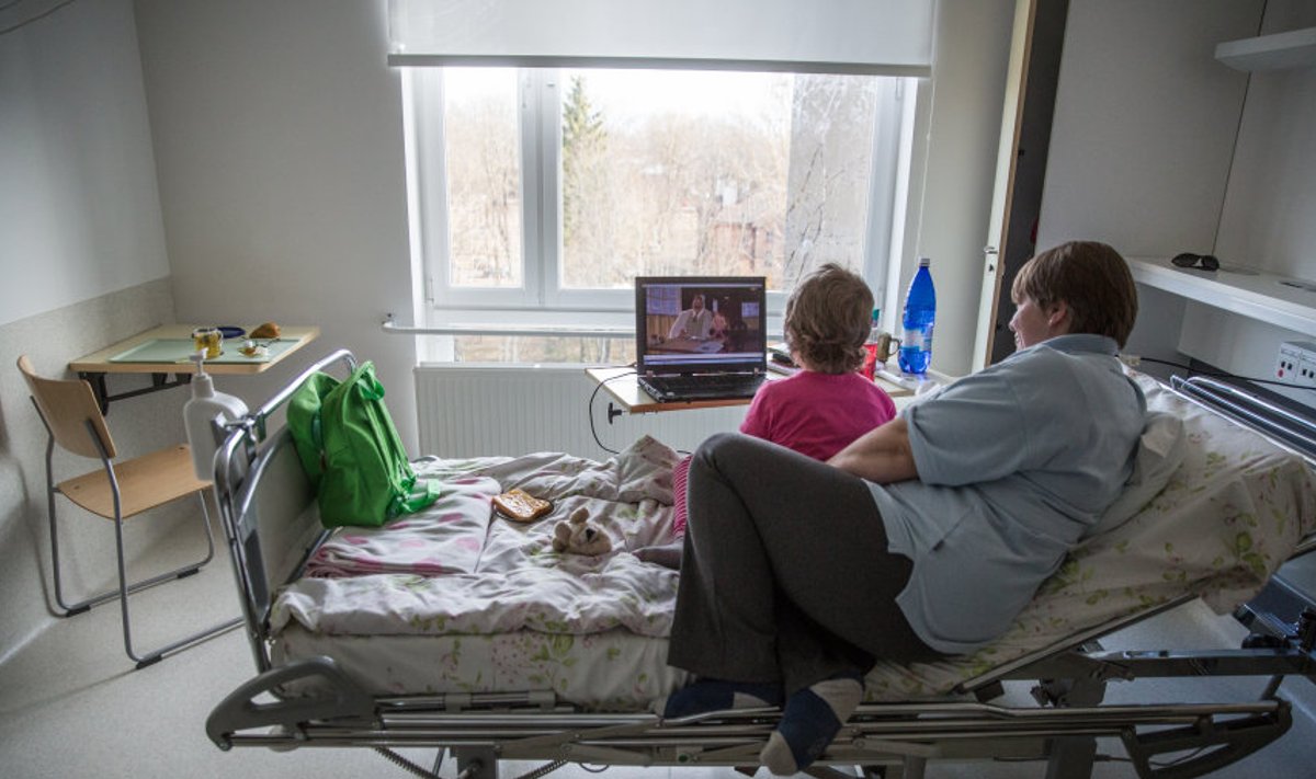 Eile avanes Tartu ülikooli kliinikumi laste onkoloogiaosakonnas tavapärane pilt: väikese keemiaravi patsiendi kõrval on tema tugisammas ehk ema. 