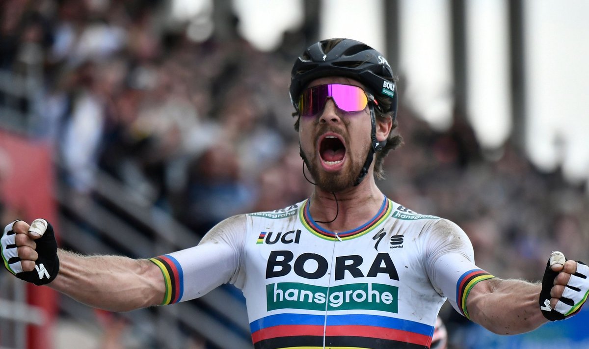 Peter Sagan võitjana Paris-Roubaix finišis