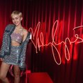 Miley Cyrus ei tule oma boyfriendi nime kirjutamisega toime!