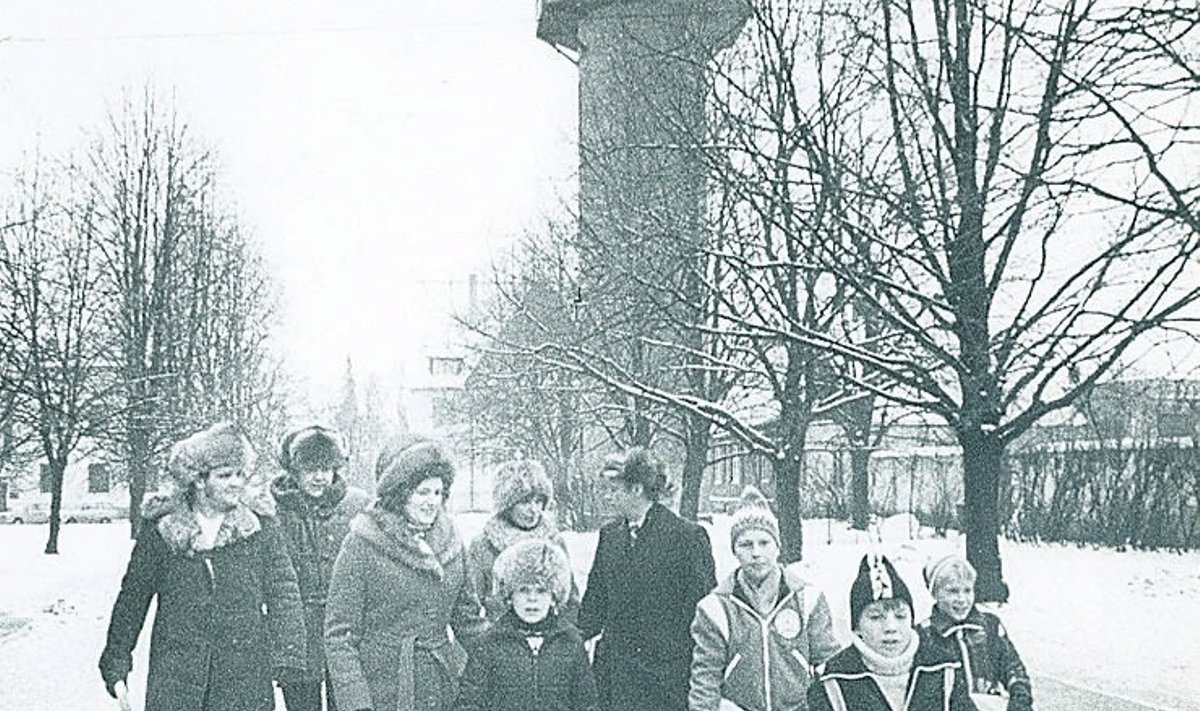 Esimene spordidelegatsioon Porvoost 1978. aasta detsembris. Esiplaanil neli maadluspoissi jalutuskäigul Viljandis.