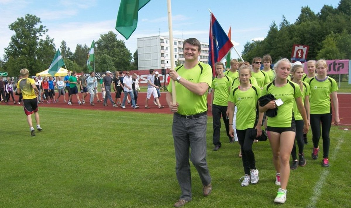Abilinnapea Jüri Tümanok koos Saue kergejõustiklastega suvemängude avamisel. Foto: Terje Toomingas