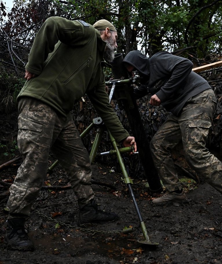 Ukraina sõjaväelased valmistamas ette miinipildujat Donetski rindel. Foto tehtud 8. oktoobril 2023.