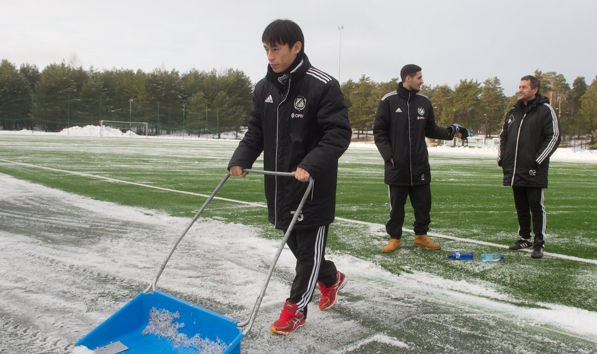 Keskväljaaju Hidetoshi Wakui lükkab Hiiu staadioni lumest puhtaks.