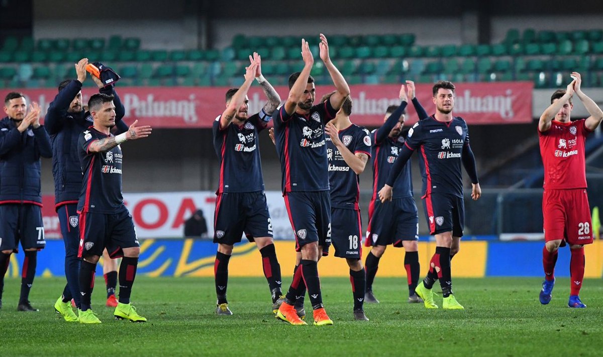 Cagliari mängijad võidu üle rõõmustamas.