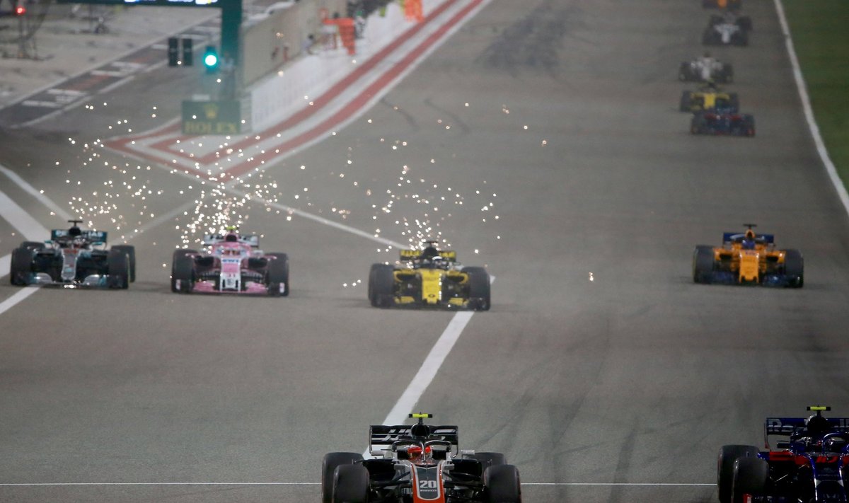 Lewis Hamiltoni (vasakul) tulemuslik manööver