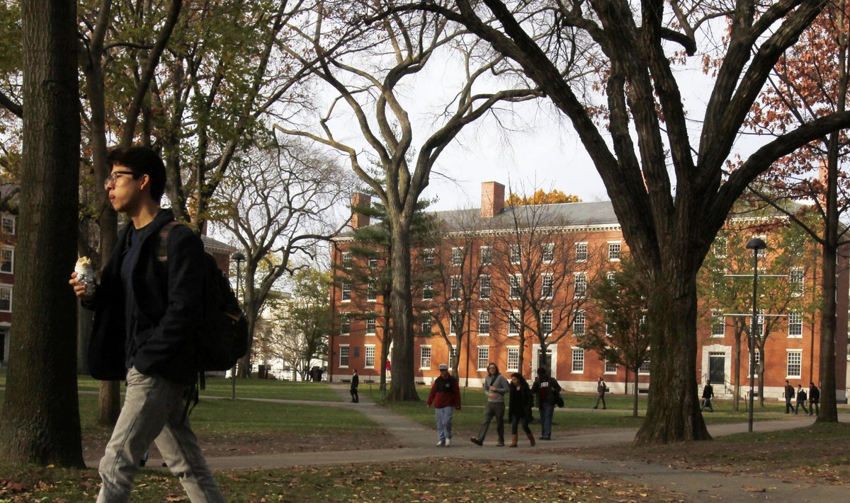 Tudengid jalutavad läbi pargi Harvardi ülikooli kampuses Cambridge's Massachusettsi osariigis.