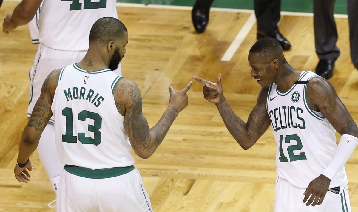 Celticsi mehed Marcus Morris ja Terry Rozier võitu tähistamas