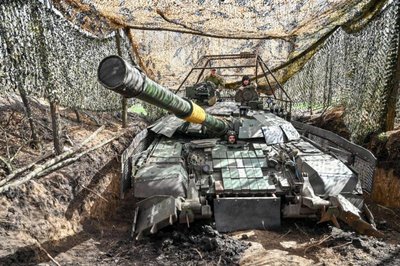 Украинские танки действуют преимущественно в обороне и потому не применяют такие большие «мангалы». Но на стоянках они используют укрытия от FPV-дронов