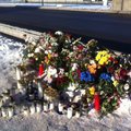 FOTOD: Laagna teel tuuakse 14-aastase tüdruku hukkumispaika lilli ja küünlaid