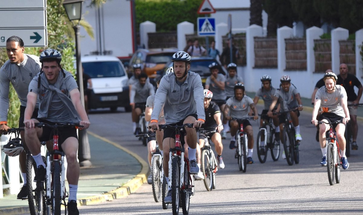 Ragnar Klavan ja teised Liverpooli mängijad Marbellas rattaga sõitmas.