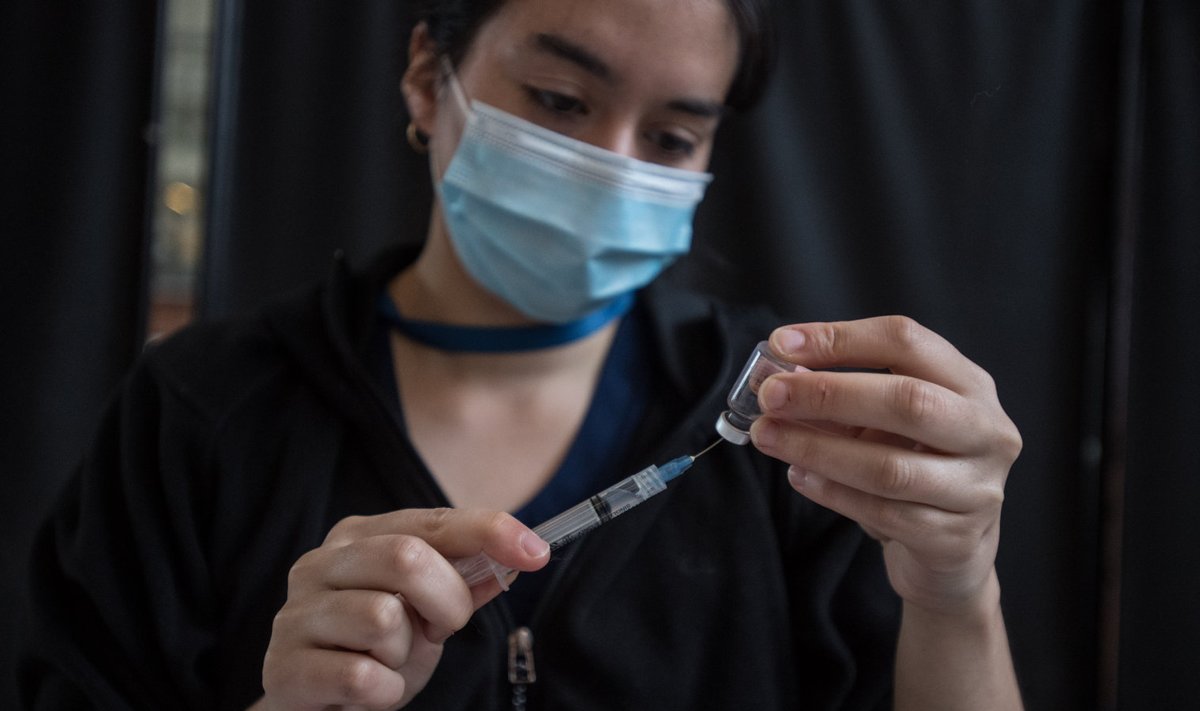 AINULT SÜSTIST EI PIISA: Õde valmistab süstimiseks ette järjekordset vaktsiinidoosi. Hoolimata kiirest vaktsineerimisest on koroonaviiruse levik Tšiilis taas tõusuteel. 
