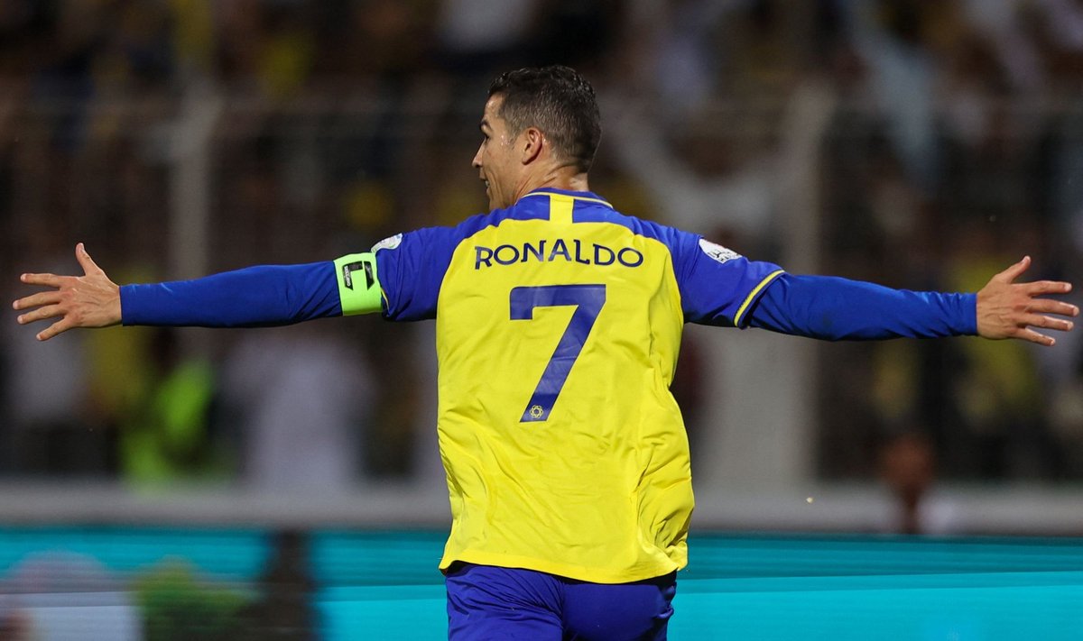 Cristiano Ronaldo näitab Saudi Araabias vägevat minekut.