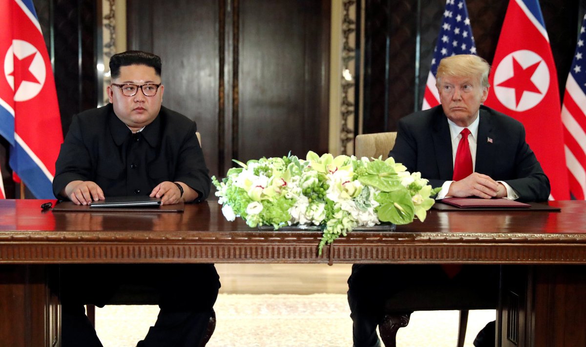 Kim Jong-un ja Donald Trump ühisavaldust allkirjastamas