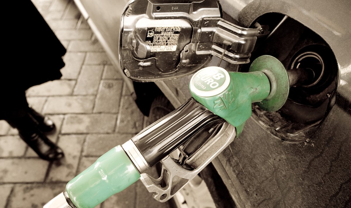 Siseministeerium soetada jaemüügi korras 17,3 miljonit liitrit bensiini ja diislikütust