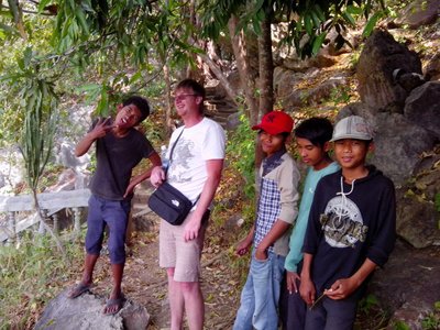 Rahvusvahelised läbirääkimised: poisid õpetavad meile mõne sõna khmeeri keelt, meie jälle, kuidas saksa keeles õlut tellida ja üht-teist veel ;-)