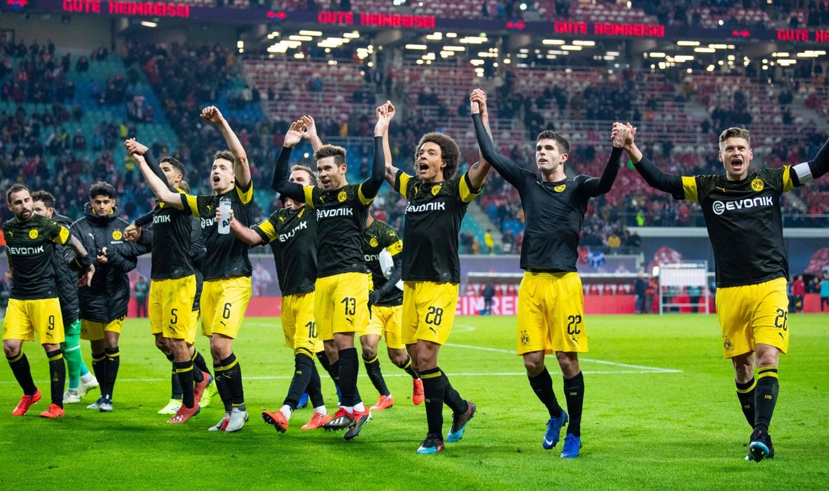 Dortmundi Borussia mängijad pärast võitu fänne tänamas