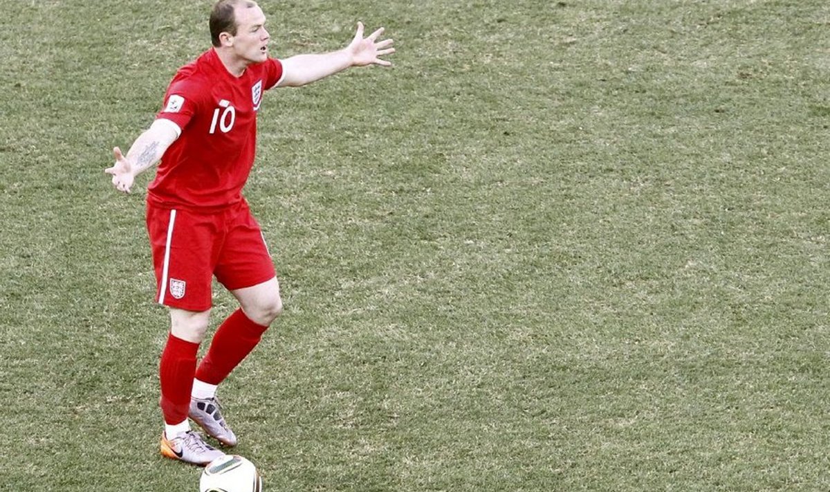 Wayne Rooney laiutamas käsi veerandfinaalis Saksamaa vastu.