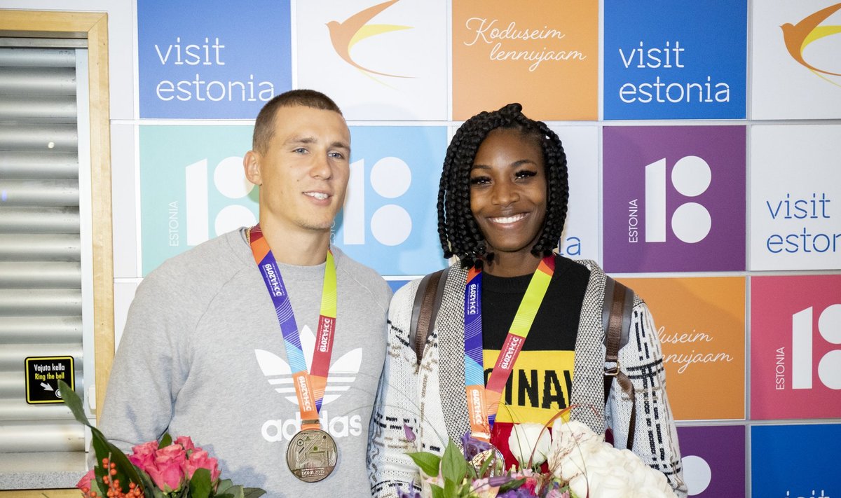 Maicel Uibo ja Shaunae Miller-Uibo 2019. aasta Doha MM-i hõbemedalitega Tallinna lennujaamas.
