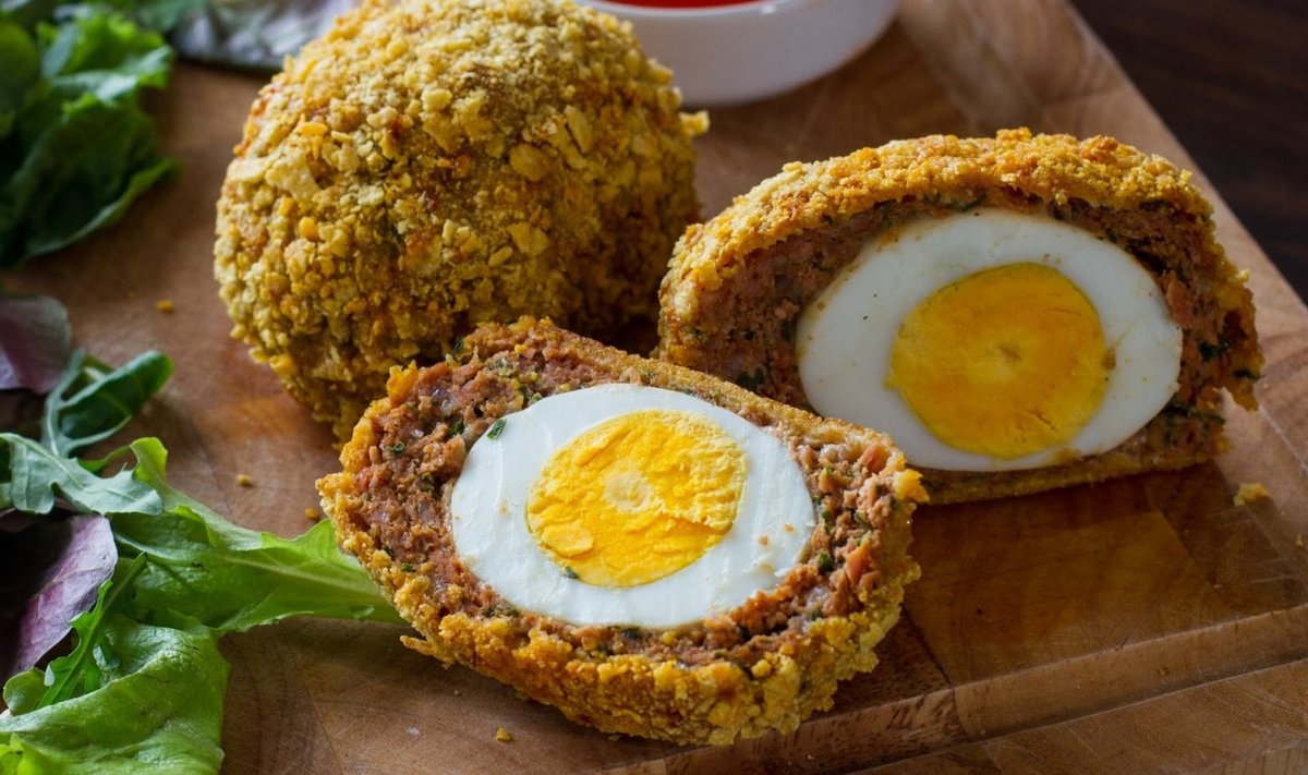 Indiapäraste vürtsidega "šoti munad" ehk kanalihas frititud terve muna.