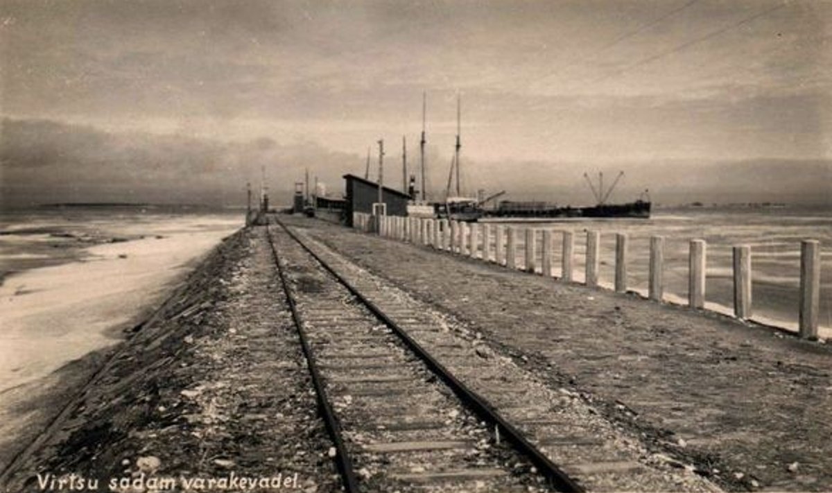 VIRTSU: Raudtee viis 
Virtsu sadamas otse kaile. 
Foto 1930. aastatest. 