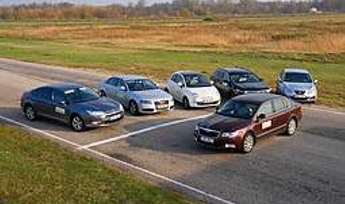 KUUS KANGET: Eesti Aasta Auto 2009 tiitli pälvis Škoda Superb (ees), finaali jõudsid veel (paremalt) Seat Ibiza (2. koht), Honda Accord (3. koht), Fiat 500 (4. koht), Audi A4 (6. koht) ja Citroën C5 (5. koht). Toomas Vabamäe