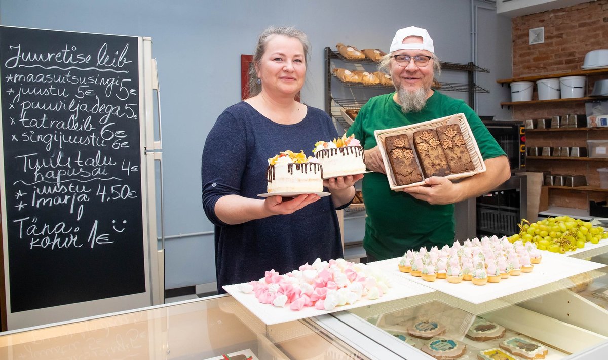 Janika ja Tiit Vaher pakuvad uues poes oma kätega valmistatud torte ja leiba.