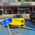 Читатель возмущен: почему рэпер Томми Кэш паркует свой люксовый Porsche на место для инвалидов?
