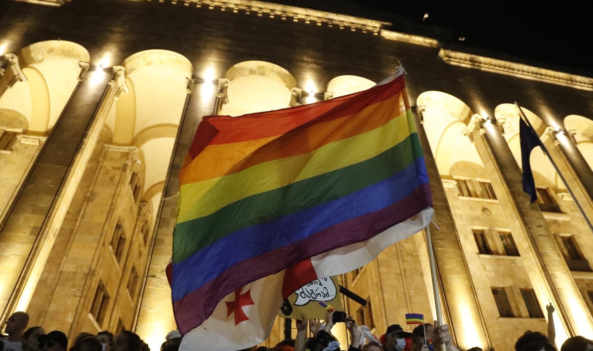Акция поддержки ЛГБТ перед парламентом в Тбилиси (июль, 2021)