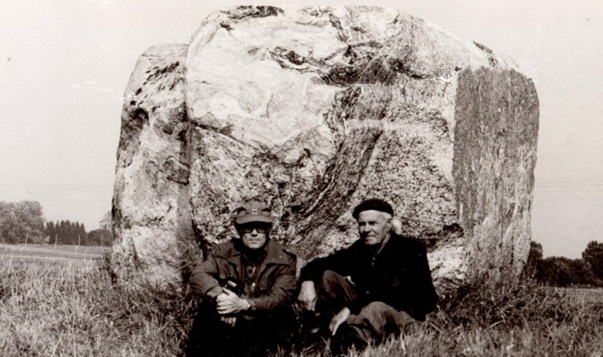 Hjalmar Märska ja Oskar Raudmets Vaskjalas Mustikivi juures. 1983. Foto: Oskar Raudmetsa arhiiv