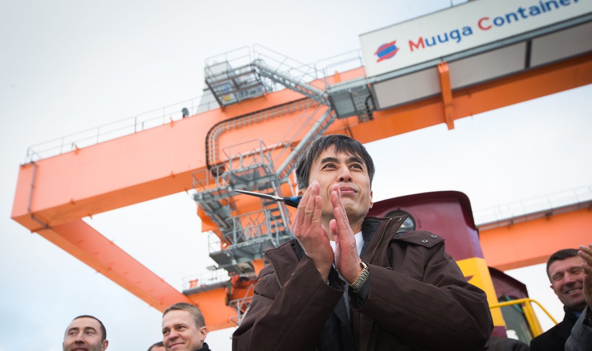 Mitsubishi Kaluga tehase asedirektor Masayuki Imada aplodeeris 2013. aasta jaanuaris Muugal konteinerrongi liini avamisele. Praegu on veod peatatud ja pole kindel, et need jätkuvad.
