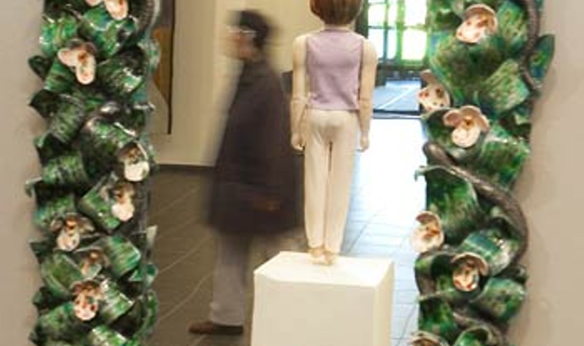Kristine Pärtelpoja peeglis on näha ­Jelena Levtšenkova skulptuur “Stiilinukk”. Vallo Kruuser
