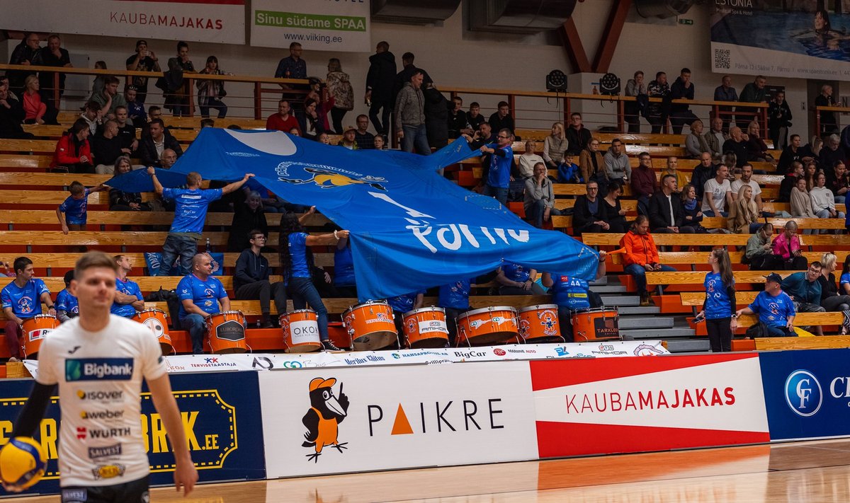 Pärnu Võrkpalliklubi hooaja avamängul oli saalis peaaegu 400 pealtvaatajat.