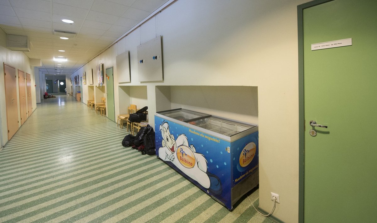 Balbiino jäätisekülmik Merivälja kooli koridoris
