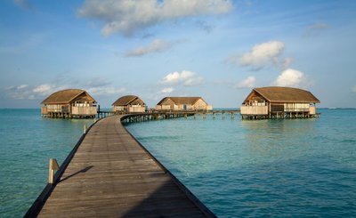 Maldiivide majutus vee kohal.
