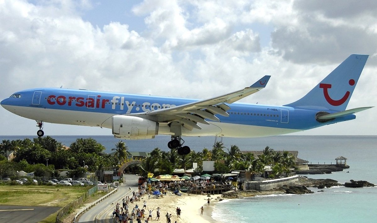 Ilustratiivne foto saare lennuväljale maanduvast lennukist