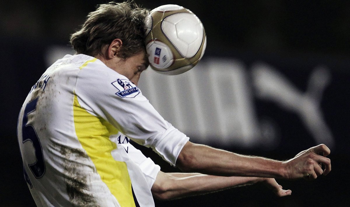 Tottenham Hotspur's Peter Crouch heads the ball during their FA Cup soccer match against Leeds United at White Hart Lane in London January 23, 2010.   REUTERS/Stefan Wermuth (BRITAIN - Tags: SPORT SOCCER IMAGES OF THE DAY)