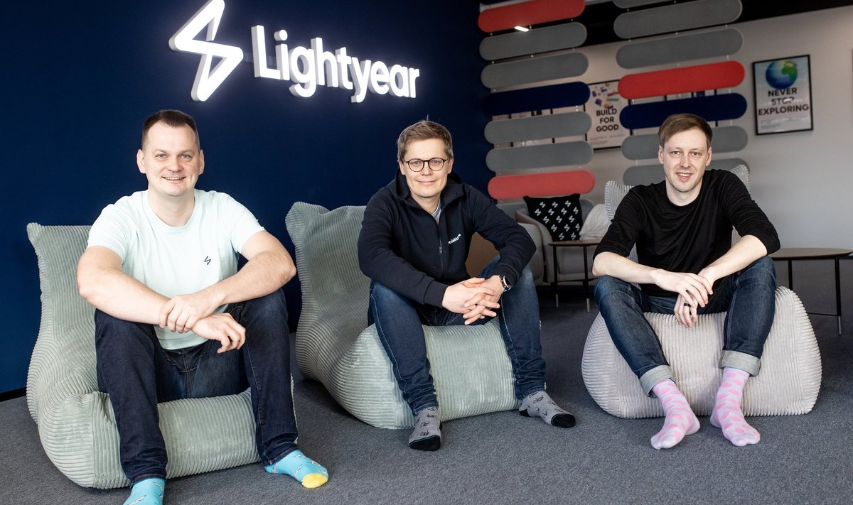 Lightyeari asutajad Mihkel Aamer (vasakul) ja Martin Sokk (paremal) koos Riivo Antoniga (keskel).