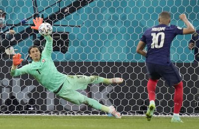 Bukarest. 2021 EM-i kaheksandikfinaal. Yann Sommer tõrjub Kylian Mbappe penalti.